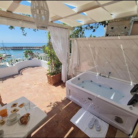 Luxury B&B Suite Jacuzzi Villa Filomena มารีนาดีกาเมโรตา ภายนอก รูปภาพ